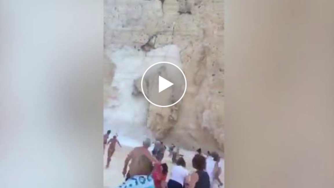 Zante, costone frana dalla scogliera: terrore in spiaggia, 7 feriti VIDEO