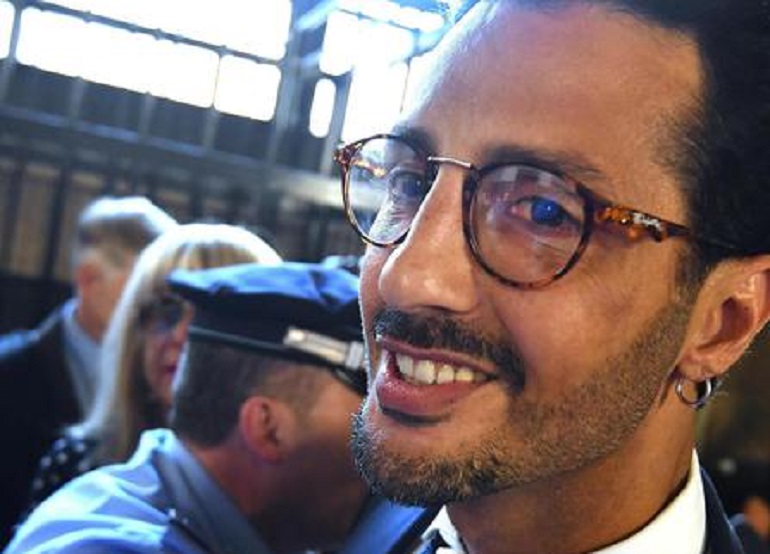 Fabrizio Corona e Belen ballano un lento al Maurizio Costanzo Show VIDEO