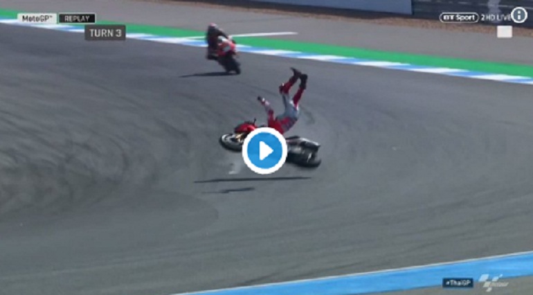 Jorge Lorenzo, spaventoso incidente in Thailandia. Pilota portato via in barella VIDEO