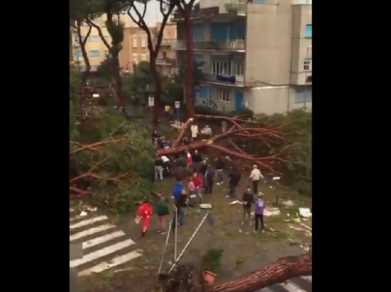 Maltempo Terracina, tromba d'aria devasta la città: un morto e un ferito grave VIDEO