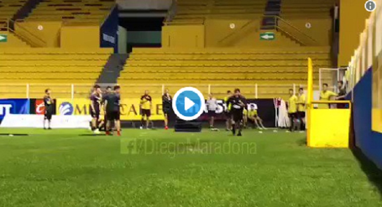 Diego Armando Maradona, il tufo a fine allenamento solleva un’onda di fango VIDEO