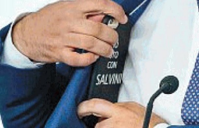 Matteo Salvini tira fuori il telefono: la cover ha lo slogan della Lega