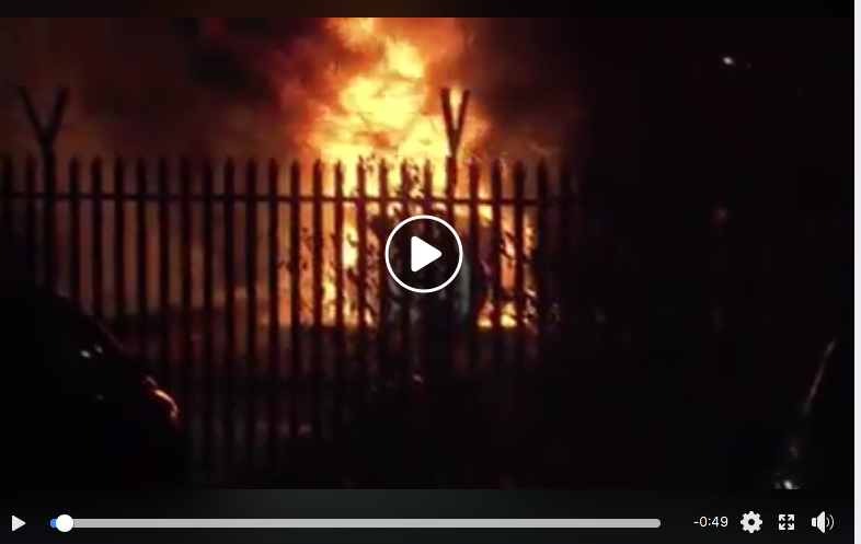 Poliziotti eroi: tentano di salvare le vittime nell'elicottero del Leicester City Il VIDEO di questo momento