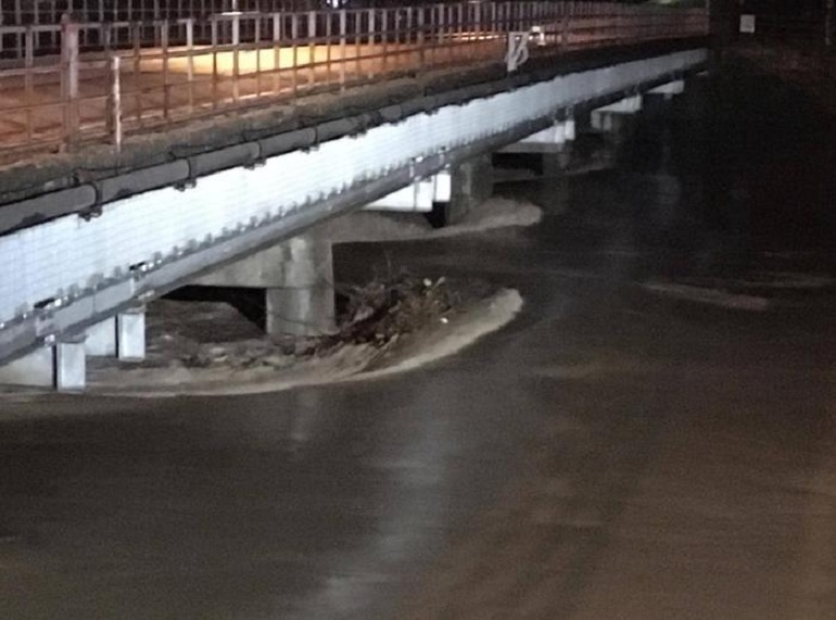 Maltempo, la Protezione Civile sta valutando se deviare parte dell'Adige verso il lago di Garda (foto Ansa)