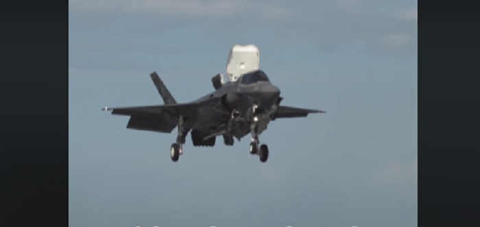 Atterraggio verticale del caccia sulla portaerei