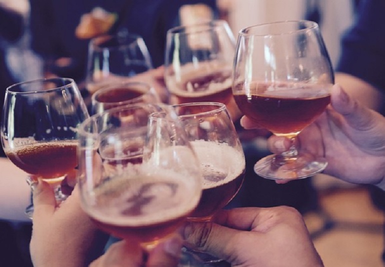 L'alcol uccide più di sigarette e droga. Dal 2008 al 2017 i morti in Italia sono 435mila (foto Ansa)