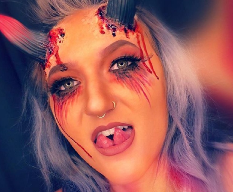 Allie Kali, la ragazza con la lingua biforcuta: "Gli uomini la adorano" (foto Instagram)