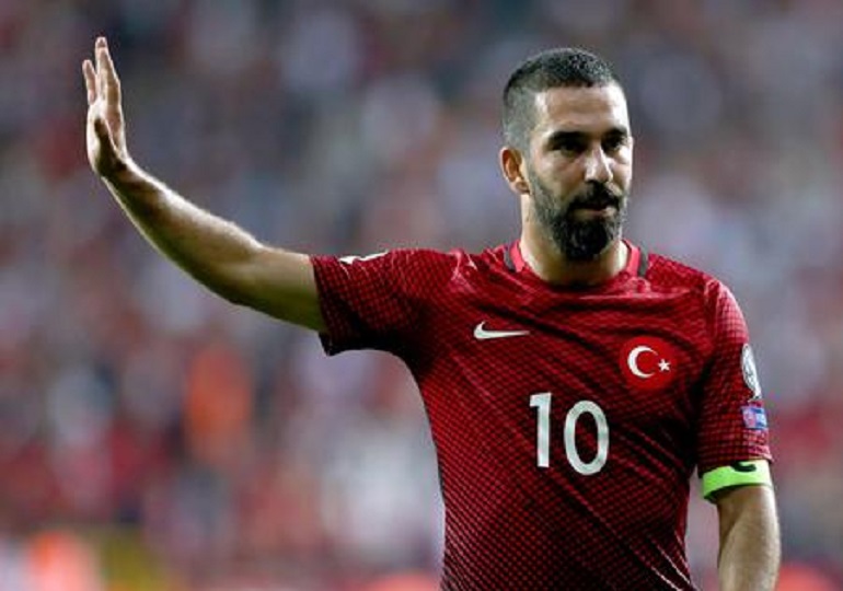 Arda Turan rompe il naso ad un cantante turco durante una rissa in un night club di Istanbul (foto Ansa)
