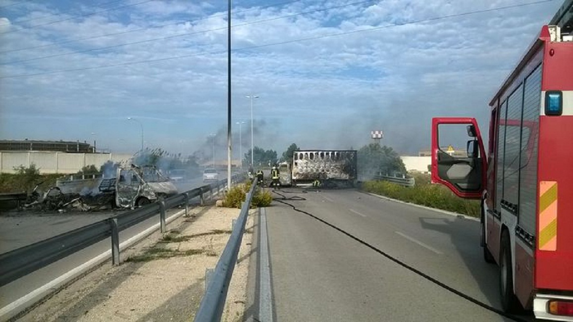 Castelluccio dei Sauri, assalto al portavalori con autogru: colpo fallisce, traffico in tilt