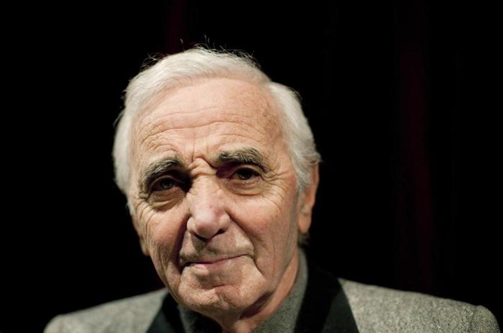 Charles Aznavour è morto: il cantautore francese aveva 94 anni