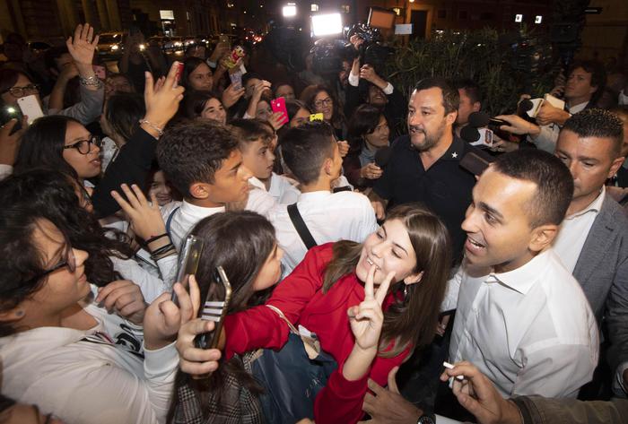 Salvini e Di Maio bagno folla
