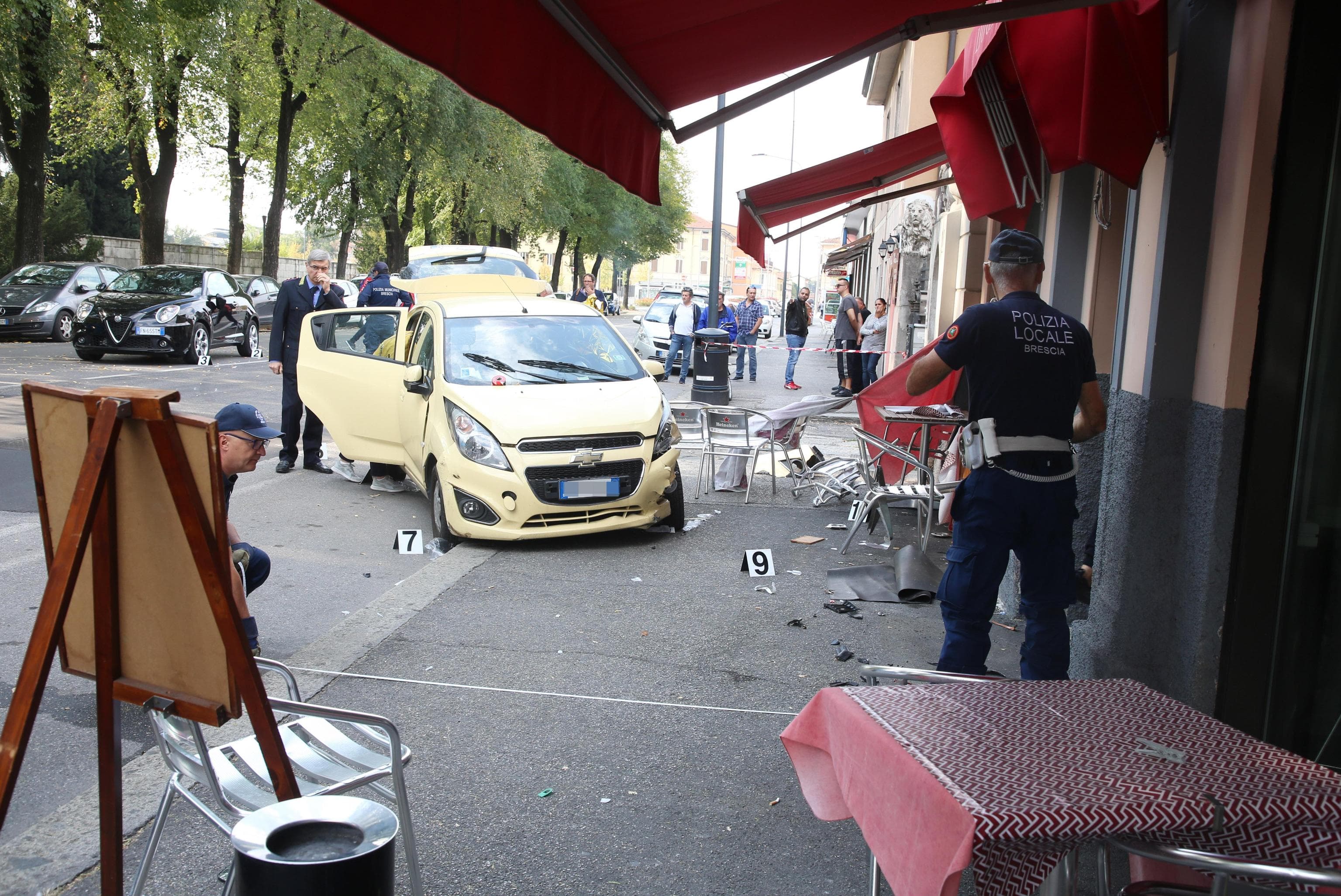 Brescia: l'ultimo caffè di Lina, travolta da un'auto ai tavolini del bar sotto casa