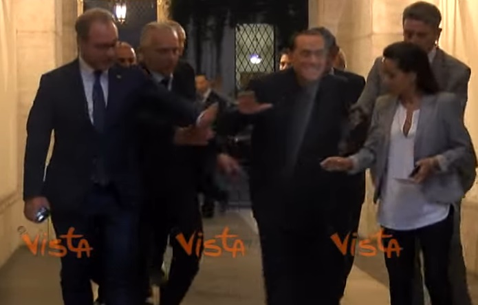 Berlusconi lascia Palazzo Grazioli e inciampa
