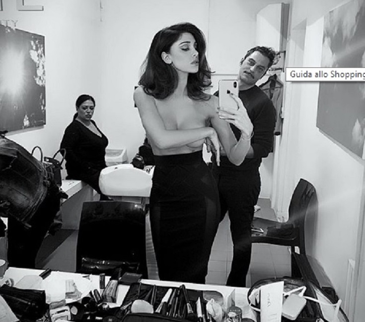 Belen pubblica foto senza veli. Ma i fan guardano l'altra: "Attenta, ti fruga nella borsa"