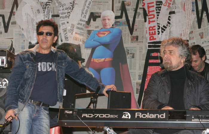 Edoardo Bennato, salta duetto con Beppe Grillo alla kermesse M5s: "Sono senza voce"