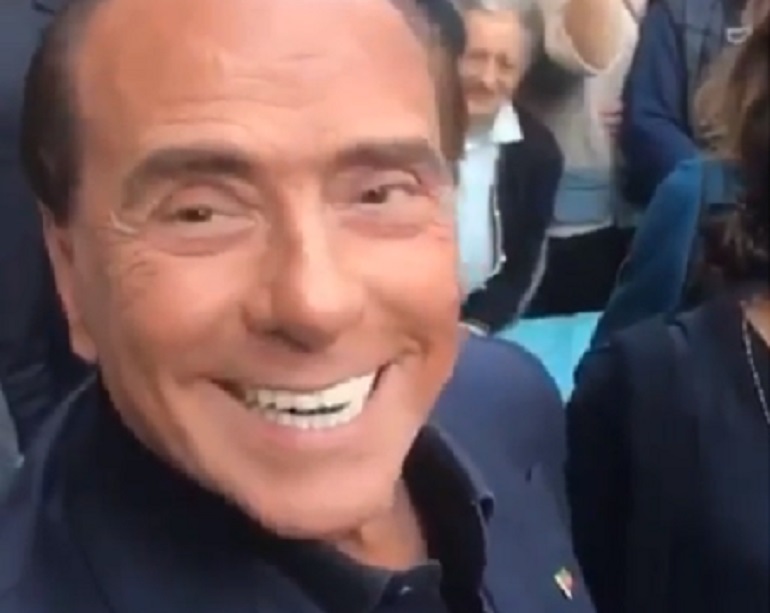Berlusconi in Trentino. I fan chiedono: "Meglio le bionde o le more?". E lui risponde: "Tutte e due. Basta che te la diano" VIDEO