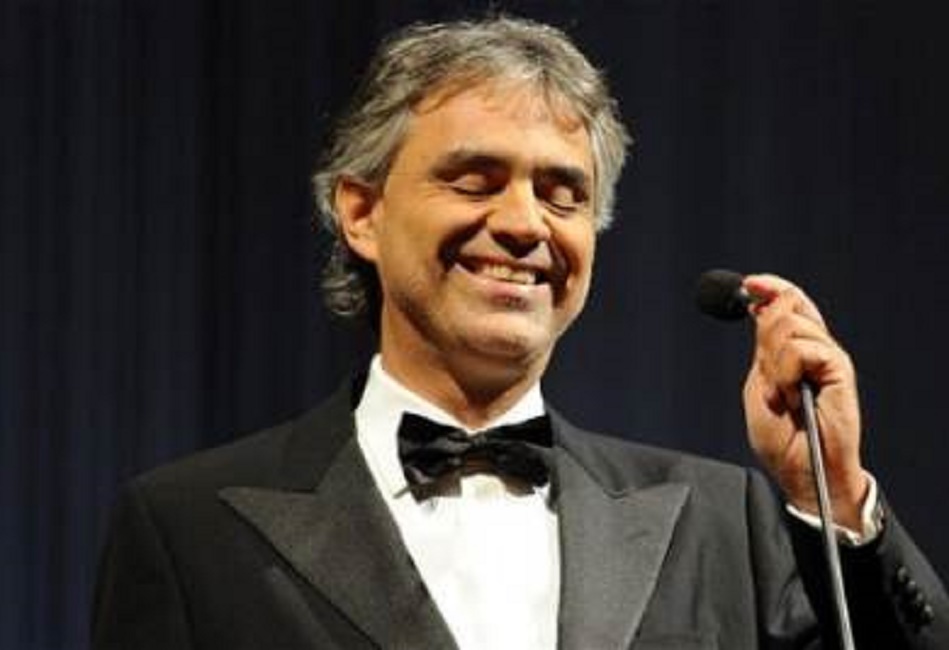 Andrea Bocelli tarda alla conferenza stampa: atterraggio d'emergenza verso Milano