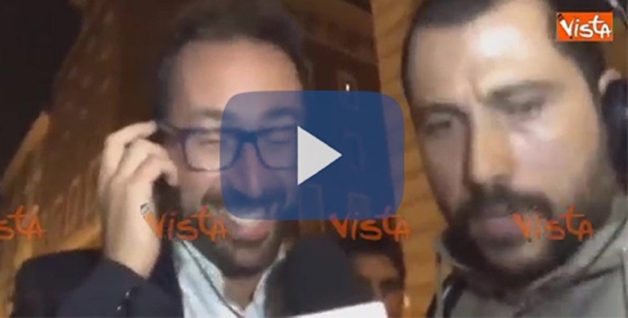 Il ministro Bonafede canta al karaoke di Radio Rock "4 amici al bar" VIDEO