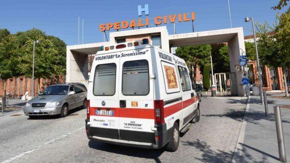 Brescia, auto piomba sui tavolini di un bar: morta una donna di 45 anni