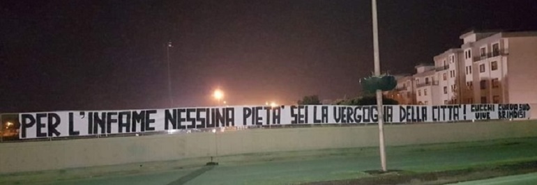 Stefano Cucchi, lo striscione dei tifosi del Brindisi contro il carabiniere che ha confessato il pestaggio FOTO