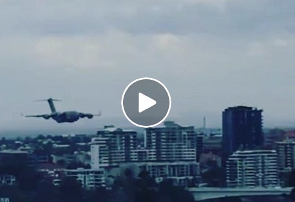 Brisbane, aereo vola tra i grattacieli: panico "Sembrava l'11 settembre"