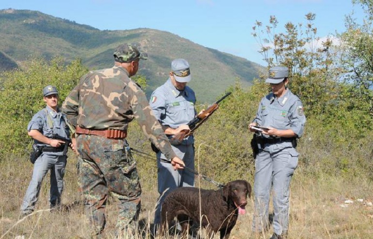 Varese, lo zio cacciatore lo scambia per un fagiano e gli spara: grave 40enne (foto Ansa)