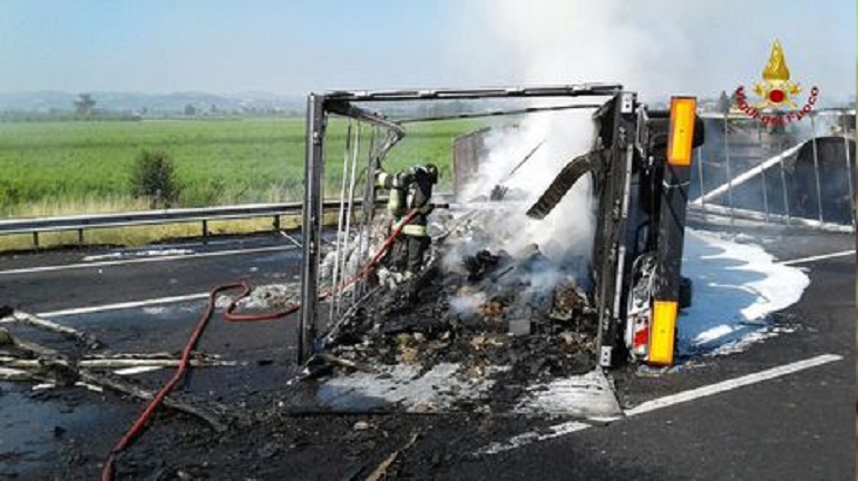 Bologna, camion in fiamme sulla A1: nessun ferito e lunghe code (foto d'archivio Ansa)