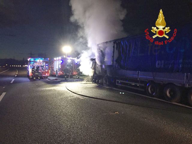 A4, camion a fuoco: fiamme divampate da una ruota