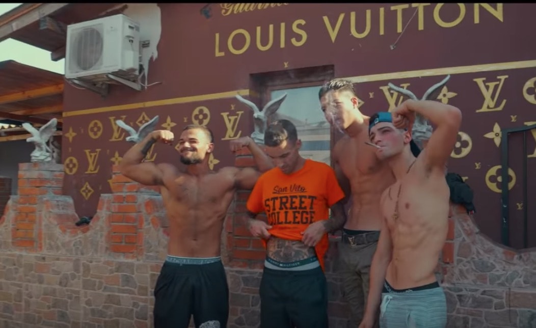 Milano, arrestati padre e nonno di Tony 500, il baby rapper sinti di via Bonfadini