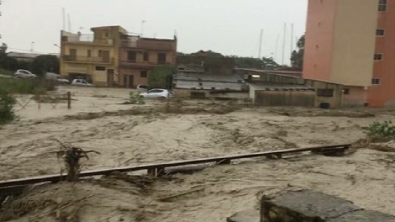 Catania-Gela, bomba d'acqua tra Palagonia e Scordia: bloccato il traffico (foto d'archivio Ansa)