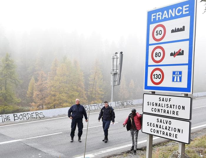 Migranti, il Viminale accusa ancora la Francia: "Minori respinti illegalmente verso l'Italia"