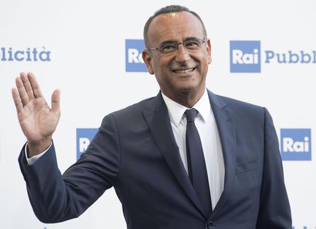 Carlo Conti lascia la Rai per Mediaset: il gossip lanciato da Alfonso Signorini