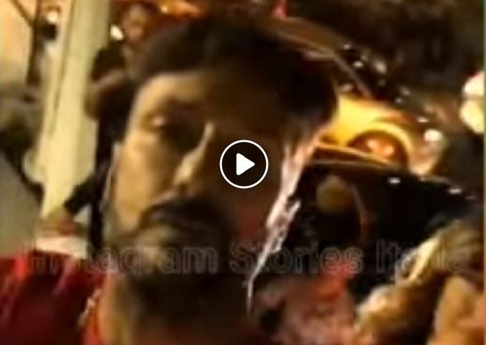 Fabrizio Corona a Napoli sul lungomare sulla gru: traffico bloccato, devono intervenire i carabinieri