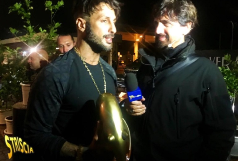 Fabrizio Corona riceve il Tapiro d'oro e confessa: "Ora sono arrabbiato con..."