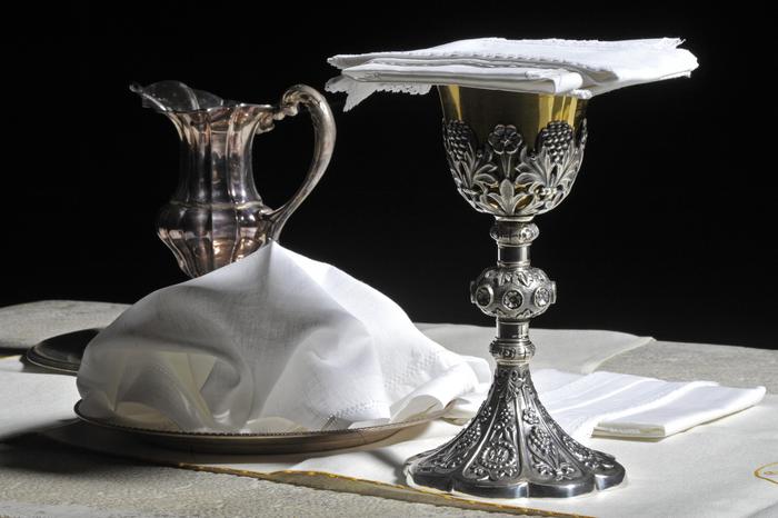 Lurate Caccivio (Como), tessera "a punti" per poter fare la cresima. L'idea contestata di don Angelo Fontana