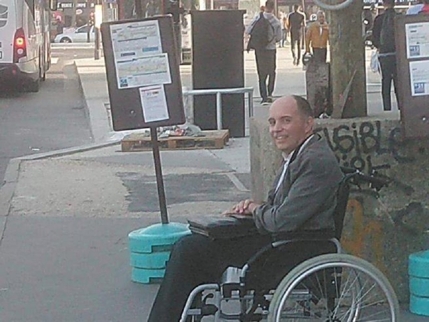 Parigi, nessuno fa spazio al disabile. L'autista bus sbotta: "Scendete tutti". E fa salire solo lui