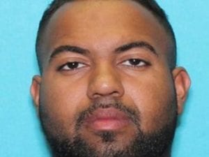 La figlioletta continua a piangere: il padre le incolla la bocca e poi scappa