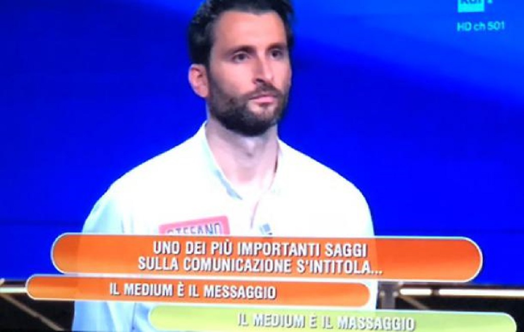 L'Eredità, l'ultima gaffe: "Il medium è il... massaggio"
