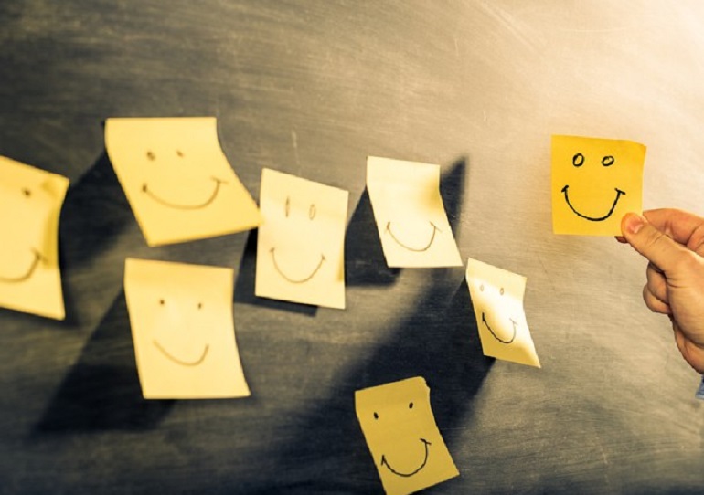 Per essere più felici bastano dieci minuti al giorno (e rispondere a sei domande) (foto Ansa)