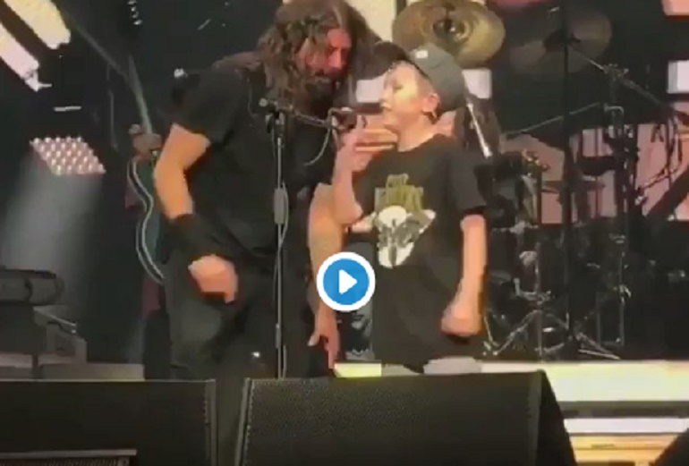 Foo Fighters, ragazzino di 10 anni sale sul palco e suona i Metallica VIDEO