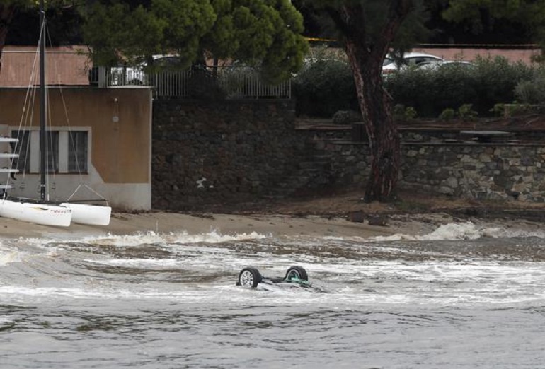 Francia, alluvione nella zona di Carcassonne. Cinque morti, livelli di piena dell'Aude mai così alti dal 1891 (foto Ansa)