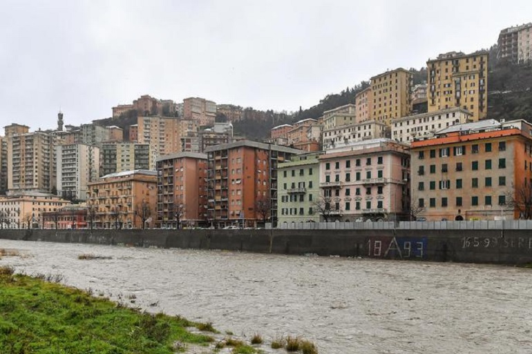Maltempo Genova, mareggiata investe i binari all'altezza di Nervi: bloccata la circolazione ferroviaria (foto Ansa)