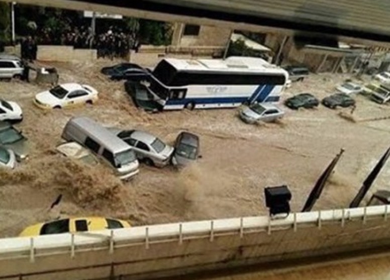 Giordania, alluvione nella valle del Mar Morto: pullman di studenti in gita travolto, decine di morti