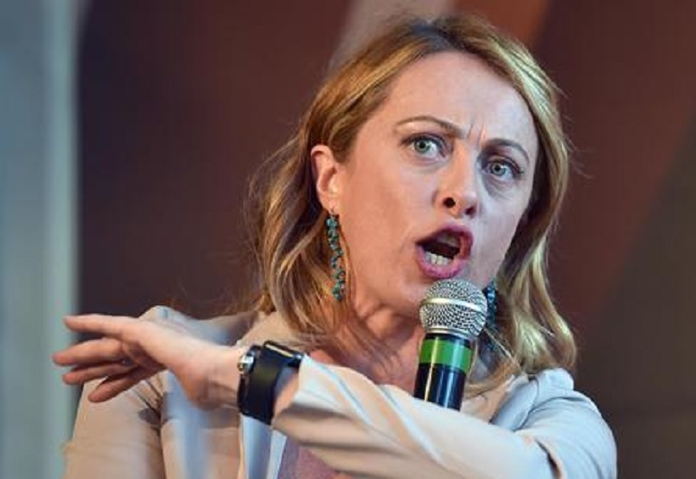 Giorgia Meloni srotola il Tricolore dagli uffici della Camera: "4 novembre si festeggi l'unità nazionale" VIDEO (foto Ansa)