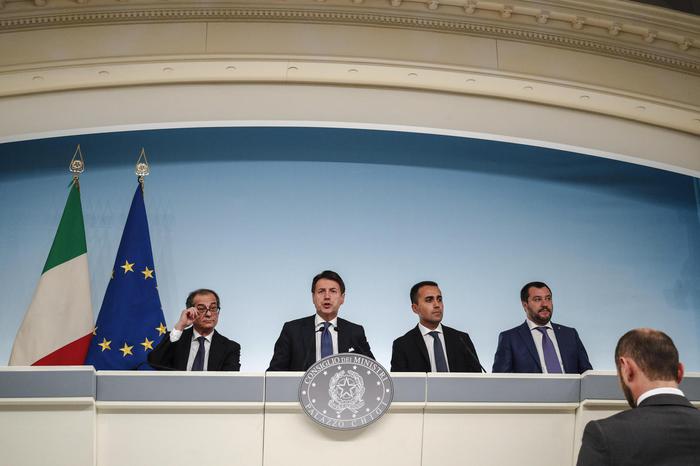 Manovra: reddito di cittadinanza, pensioni, flat tax. 20 miliardi per Lega e M5s