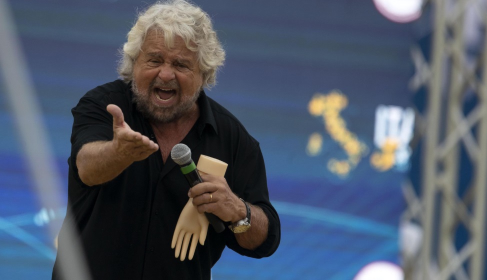 Beppe Grillo sul palco con la manina: "Dovremmo togliere i poteri al Capo dello Stato. Salvini? Siamo diversi ma almeno lui è leale" (foto Ansa)
