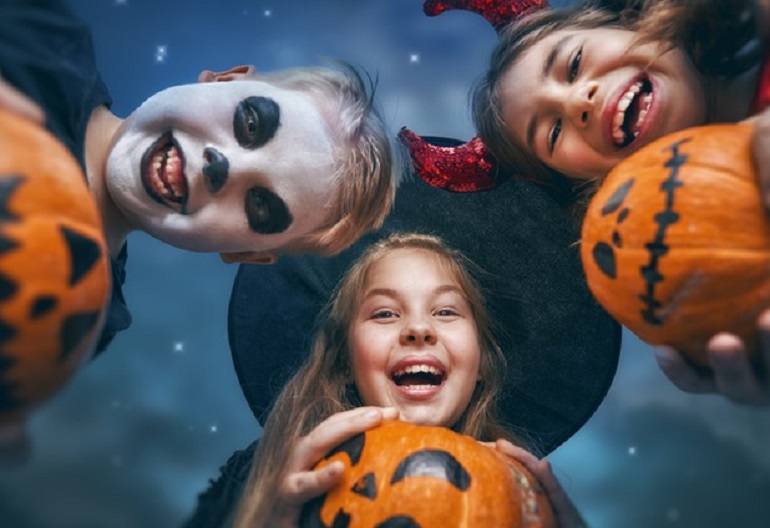 Halloween in Italia, cosa si festeggia? Perché la zucca? Nessuno lo sa ma tutti spendono