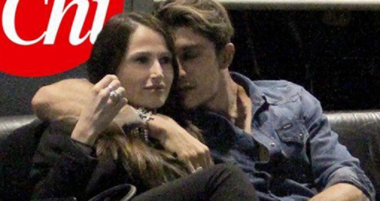 Andrea Iannone abbraccia una donna in discoteca ma è solo un'amica FOTO