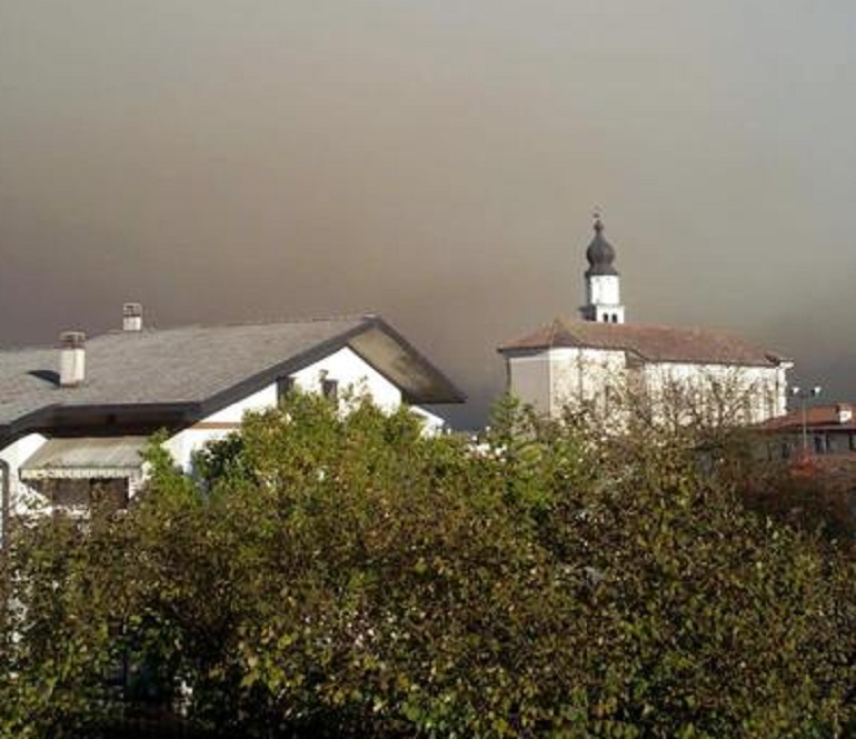 Belluno, incendio nell'Agordino. Il sindaco: "Restate chiusi in casa" (foto Ansa)