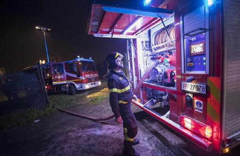 Roma, incendio in un appartamento all'Eur: muore 79enne (foto Ansa)